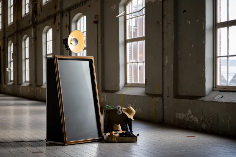 Mirror Booth met props