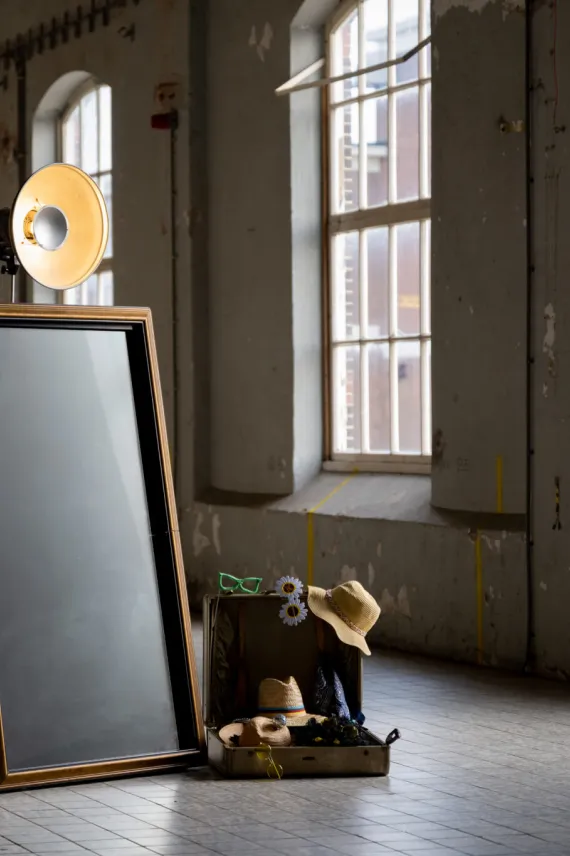 Mirror Booth met props
